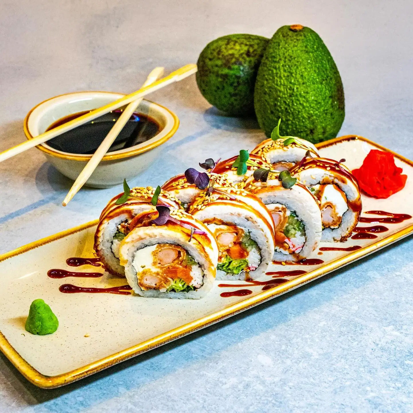 SnakeSushi mətbəxində təzə hazırlanmış rollar